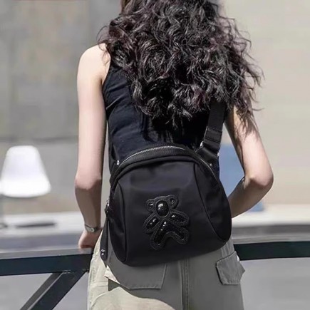 Túi đeo chéo với logo thêu kimsa gấu Shinny - VX094